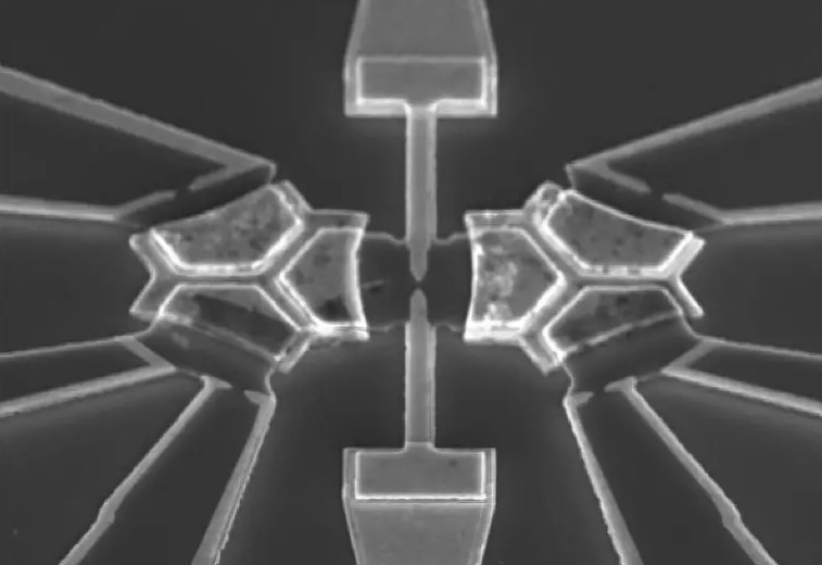 Micrograph image of the new Quantum Simulator, which features two coupled nano-sized metal-semiconductor components embedded in an electronic circuit. Credit: Pouse, W., Peeters, L., Hsueh, C.L. et al. Quantum simulation of an exotic quantum critical point in a two-site charge Kondo circuit. Nat. Phys. (2023)